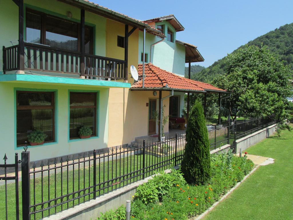 Pri Orehite Guesthouse Орешак Екстер'єр фото