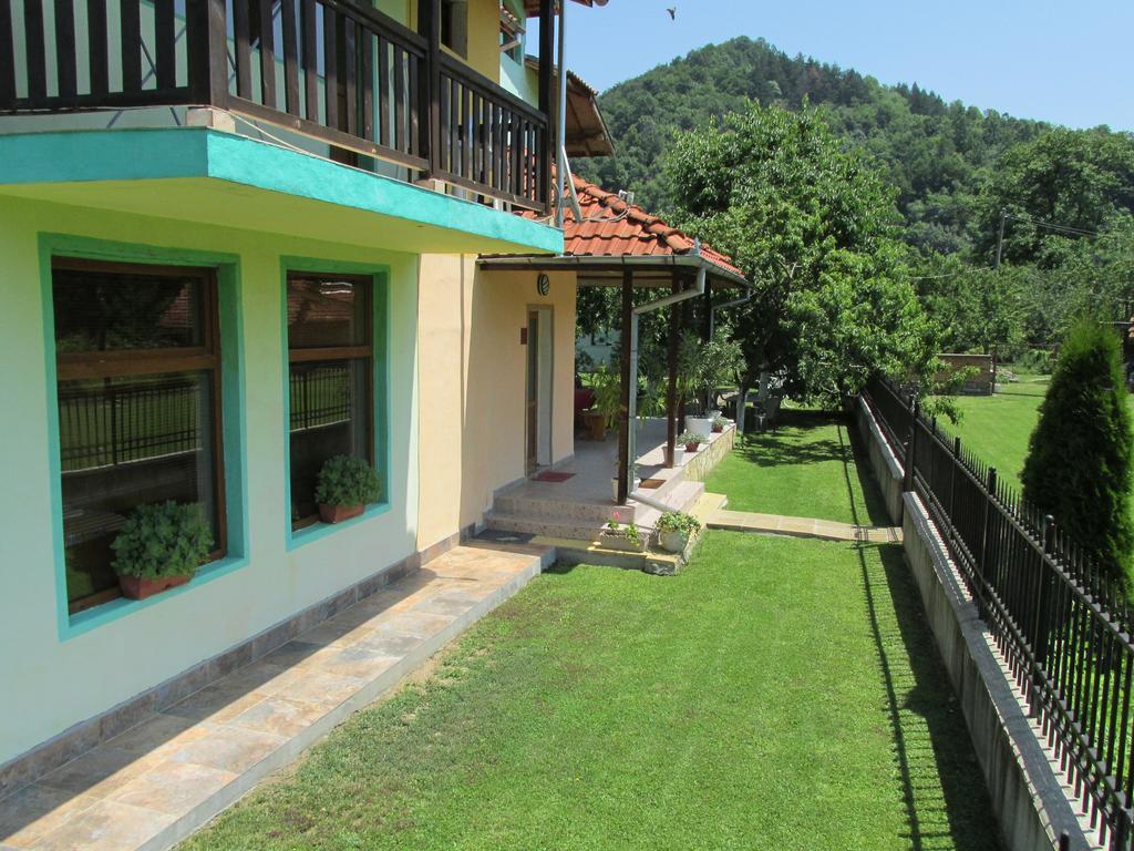 Pri Orehite Guesthouse Орешак Екстер'єр фото